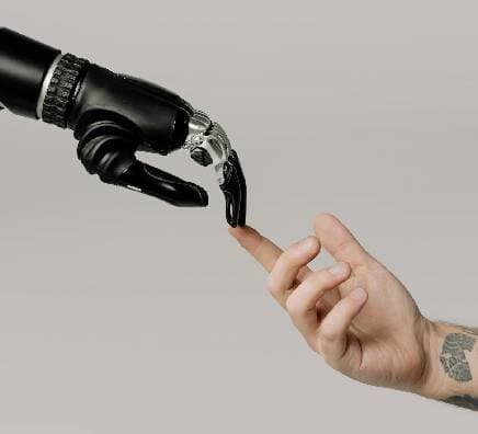 Human & AI robot - featured img